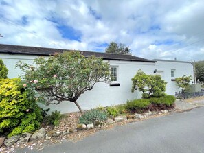 Exterior - Traditional Scottish Cottage in Beautiful Location - Pass the Keys (Rockcliffe)