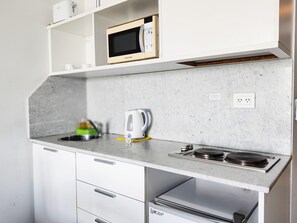 Refrigerador, microondas, mesa de comedor