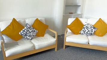 Apartment, 1 Queen Bed | Living area
