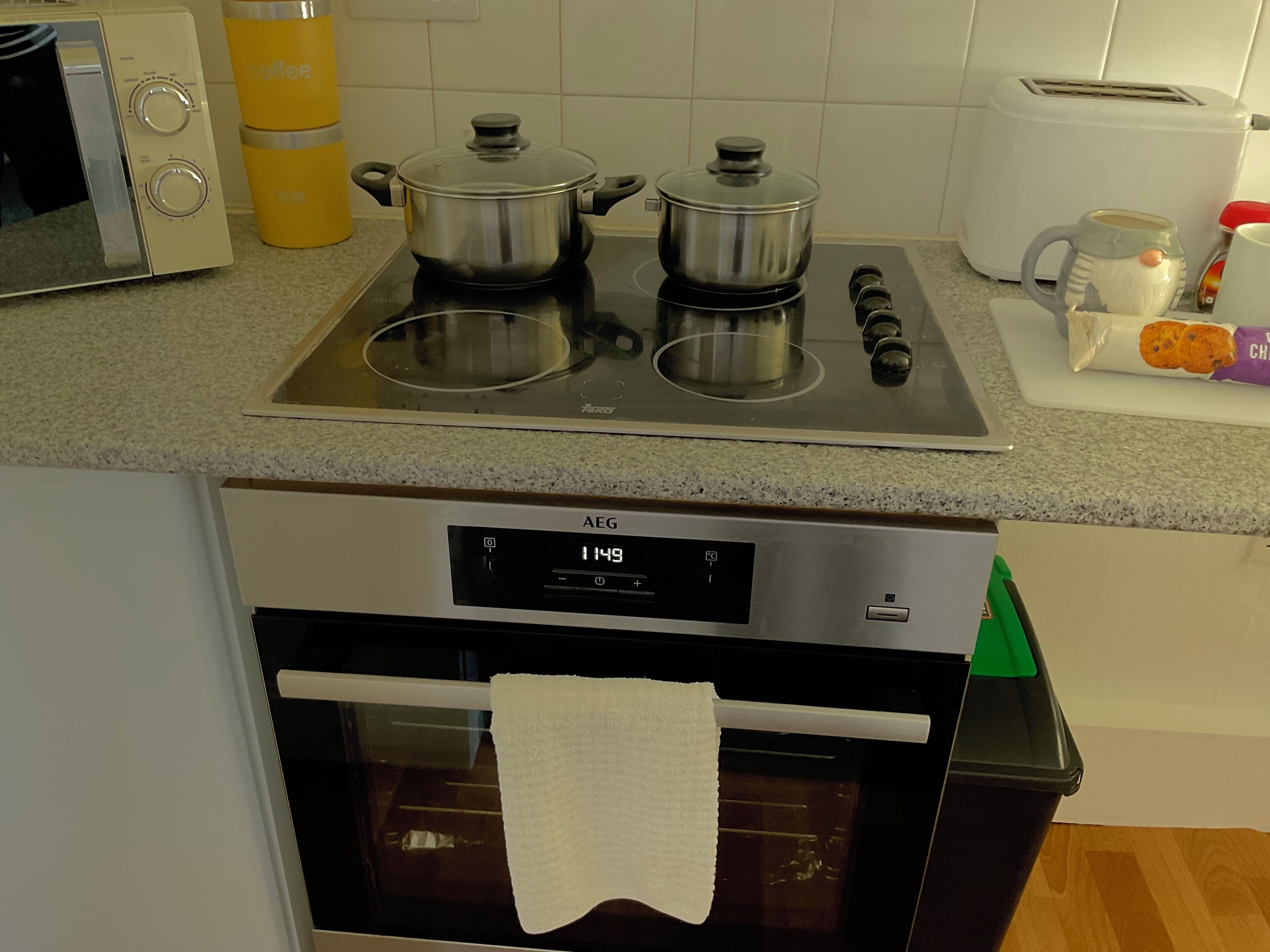 Apartment, 1 Queen Bed | Private kitchen | Fridge, microwave, oven, stovetop