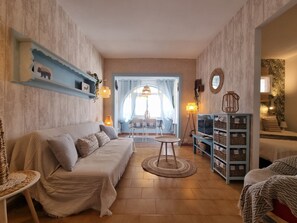 1 slaapkamer, een kluis op de kamer, een bureau