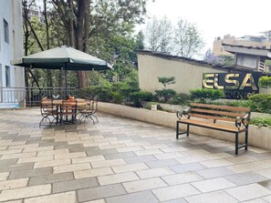 Outdoor dining - Stylish Retreat with Gym, Playarea Near Yaya Centre, Malls, Restaurants, Markets (Nairobi)