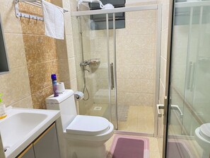 Shower, bidet, towels, soap - Stylish Retreat with Gym, Playarea Near Yaya Centre, Malls, Restaurants, Markets (Nairobi)