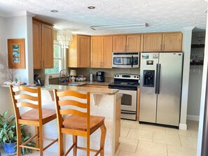 Réfrigérateur, four à micro-ondes, un four, surface de cuisson