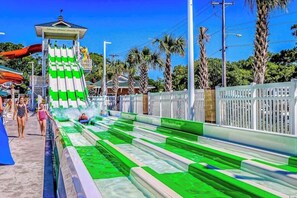 Una piscina cubierta, una piscina al aire libre