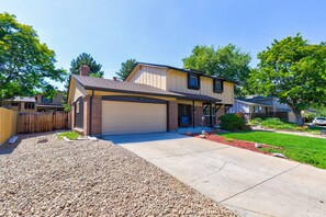A two-story house with a garage, a front porch, and a well-maintained lawn. - Large home inArvada, centrally located, 20min to downtown, garage parking, 420ok (Arvada)