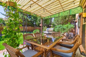 Outdoor dining - Large home inArvada, centrally located, 50 min to ski, free parking garage.420ok (Arvada)