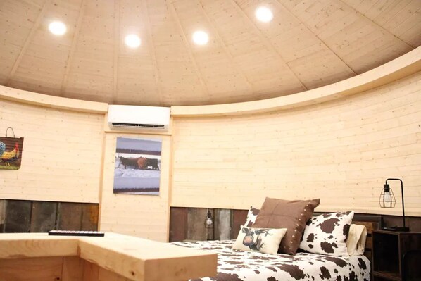 2 bedrooms, iron/ironing board, travel cot, WiFi - Brent & Jean's Grain Bin Inn Barn
(Ness City)