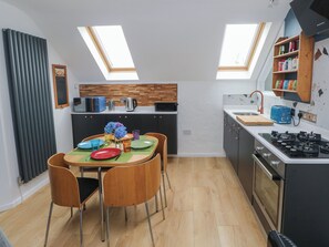 Refrigerador, tetera eléctrica, tostadora y utensilios de cocina 