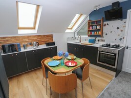 冰箱、电热水壶、烤面包机、厨具/餐具