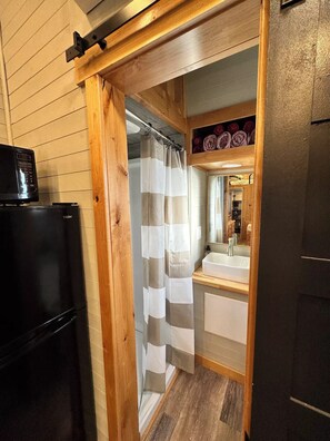 Sèche-cheveux, serviettes fournies, savon, papier toilette