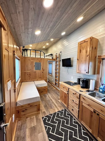 1 bedroom, free WiFi, bed sheets. Brent & Jean’s Tiny house
