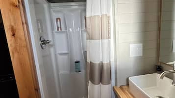 Séchoir à cheveux, serviettes fournies, savon, papier de toilette