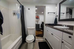 Shower, hair dryer, towels, soap - 30d+ Two bedroom  apartment, each with private bathroom, down town Chattanooga.  (Chattanooga)