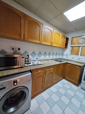 Mini-fridge, microwave, oven, stovetop - Safeer International Hotel (Muscat)