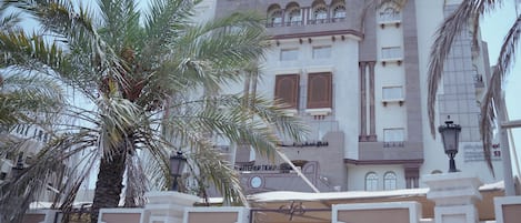 Un edificio con un gran letrero que dice 'SAFARI INTERNATIONAL CORNER'.