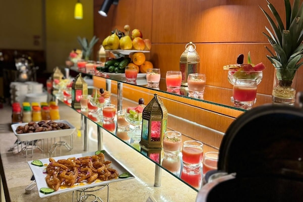 2 restaurants; breakfast, lunch, dinner, and brunch served