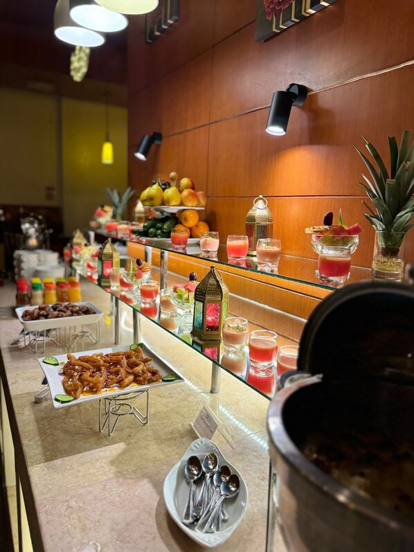 2 restaurantes; se sirven desayunos, almuerzos y cocina persa/iraní