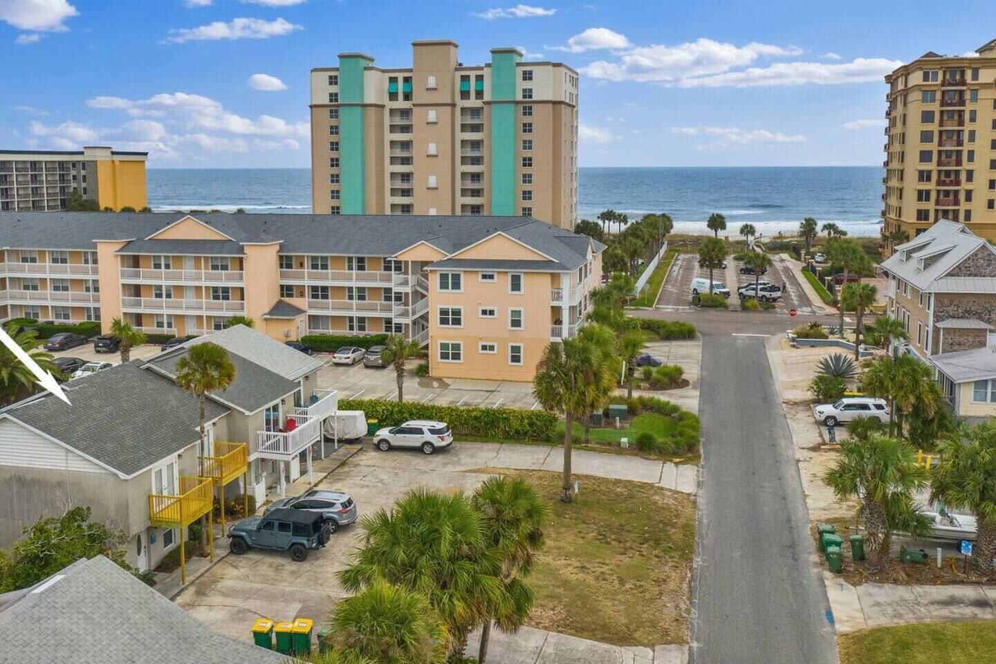 King bed, 1/2 block to Ocean, Close to Mayo & Jax