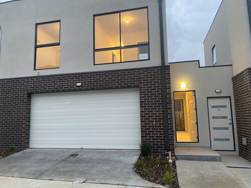 Unfurnished-2 Story 3 Bedroom House- 30min to Melbourne international Airport