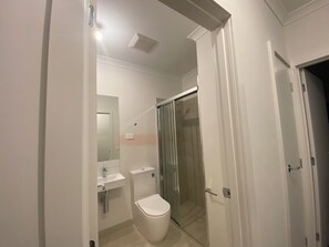 Secador de pelo, toallas, jabón, papel higiénico