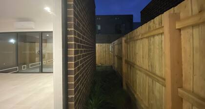 Unfurnished-2 Story 3 Bedroom House- 30min to Melbourne international Airport