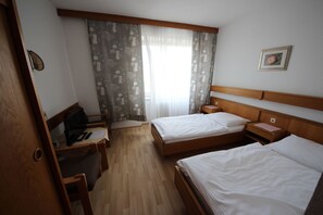 Classic Double Room | Desk, bed sheets