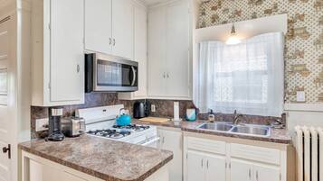 Frigorifero, microonde, forno, piano cottura