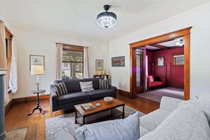 Smart TV, fireplace, books - Historic Old West End Entire Home - 4 Bedrooms next to Arboretum (Toledo)