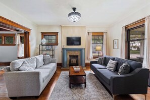 Smart TV, fireplace, books - Historic Old West End Entire Home - 4 Bedrooms next to Arboretum (Toledo)