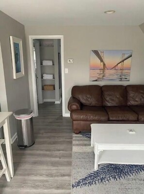 TV - Cozy Waterfront Apartment Chester, MD (Chester)