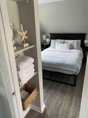 1 bedroom, desk, WiFi, bed sheets - Cozy Waterfront Apartment Chester, MD (Chester)