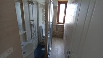 Doccia, asciugacapelli, bidet, asciugamani