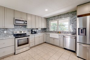 Frigorifero, microonde, forno, piano cottura