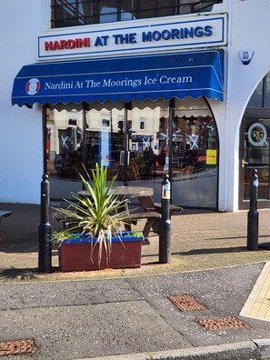 A storefront with a blue awning labeled "Nardini At The Moorings Ice Cream." - Apartment - Largs - Sleeps 4 - Pet Friendly (Largs)