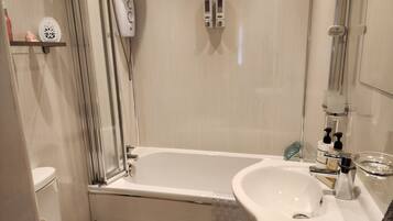 Apartment | Bathroom | Combined shower/bathtub, deep-soaking bathtub, hair dryer, towels