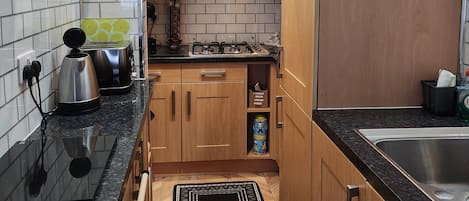 Departamento | Cocina privada | Refrigerador, microondas, parrilla de estufa y tetera eléctrica