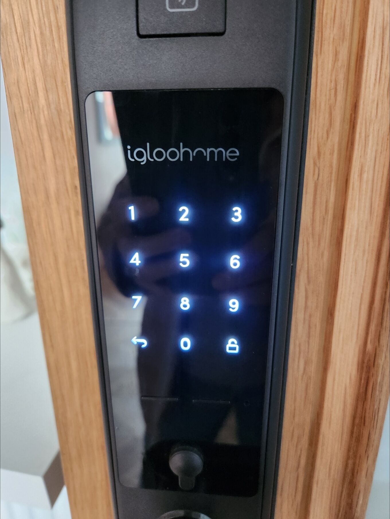 A keypad with illuminated numbers and a logo reading "iglooome".