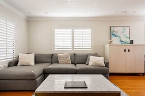 Smart TV, fireplace, books, music library - Ocean Sunset Rooftop (Hermosa Beach)