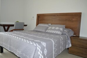 2 habitaciones, escritorio, tabla de planchar con plancha y wifi gratis