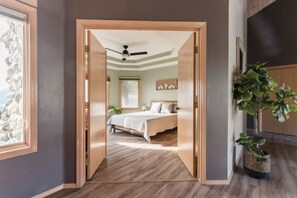 3 habitaciones, tabla de planchar con plancha y cuna de viaje