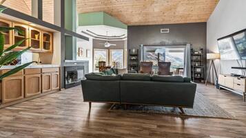 Smart-TV, Tischtennisplatte, Stereoanlage