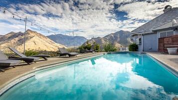 Una piscina al aire libre, una piscina climatizada
