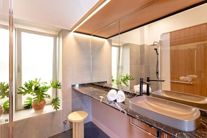Bathtub, towels - Unique Sevillian House with Pool. Casa Tintes (Sevilla)