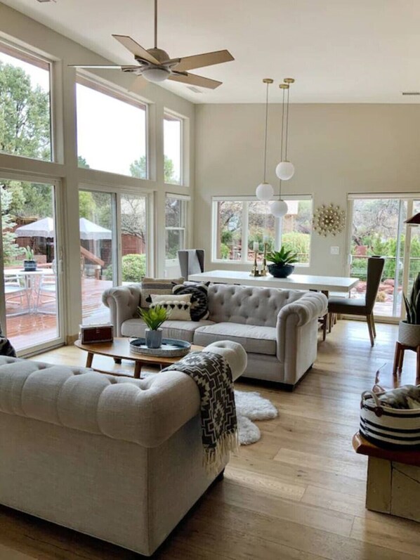 Tv, eldstad och ett bordtennisbord