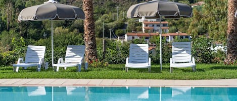 Una piscina al aire libre de temporada