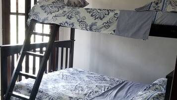 2 makuuhuonetta, tallelokero huoneessa, silitysrauta/-lauta