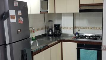 Jääkaappi, mikroaaltouuni, uuni, liesi