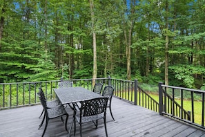 Outdoor dining - Book for Summer Race Season! 20 Mins to Track w/ Large Deck + Yard (Gansevoort)