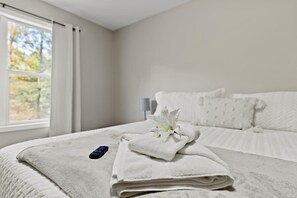 4 bedrooms, desk, iron/ironing board, travel crib - Book for Summer Race Season! 20 Mins to Track w/ Large Deck + Yard (Gansevoort)